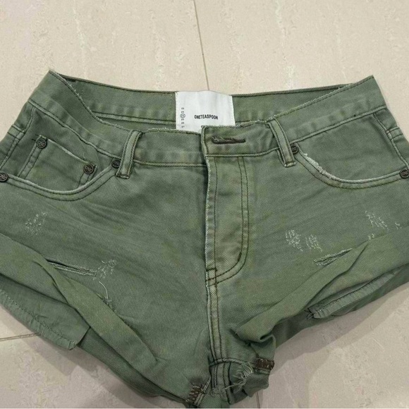 one teaspoons
size 24
green shorts
never worn - Picture 3 of 3